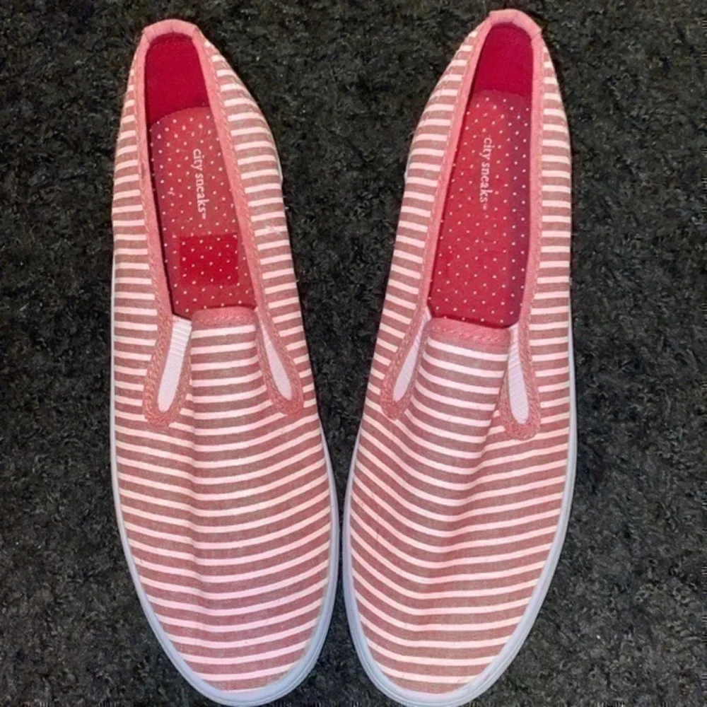 WOMENS 8 RED/WHITE SLIP ONS❗️